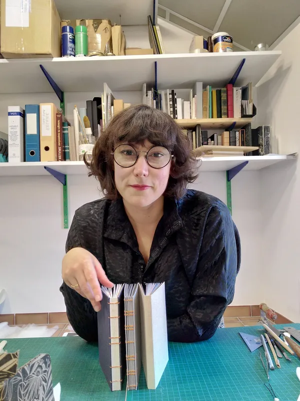 Anne-Claire: Relieuse in Valence