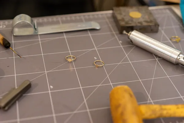 Réalisez votre bague en gold filled à Nice