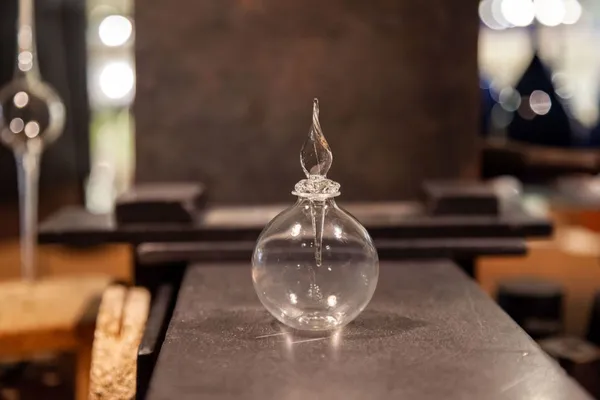 Soufflez votre flacon de parfum en verre à Lyon