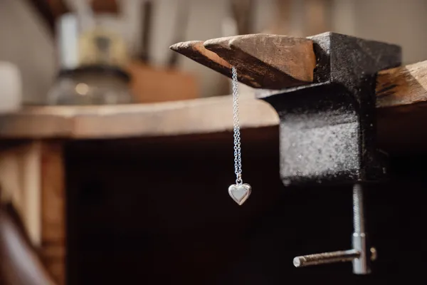 Réalisez votre pendentif en argent en fonte à Strasbourg