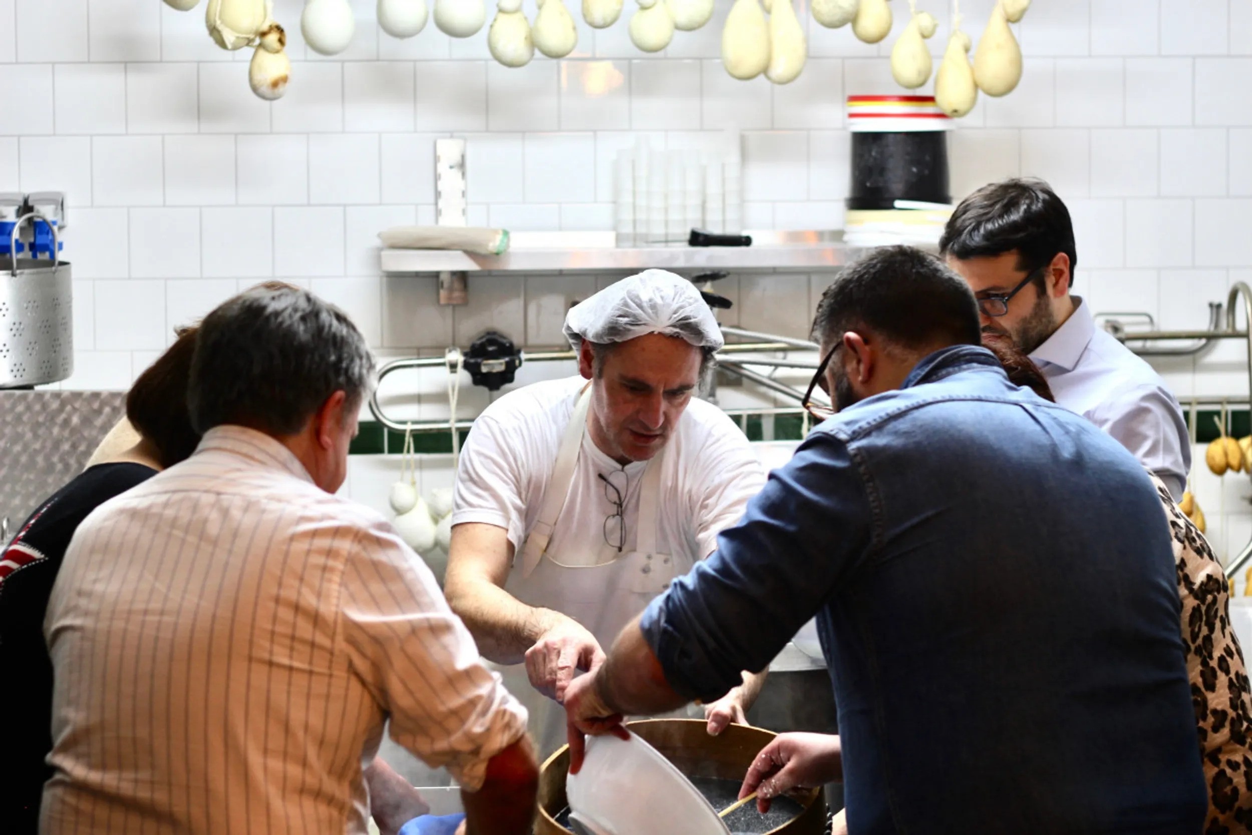 Fabriquez votre mozzarella et votre tresse artisanales avec Julien et son équipe - Image n°7 - Wecandoo