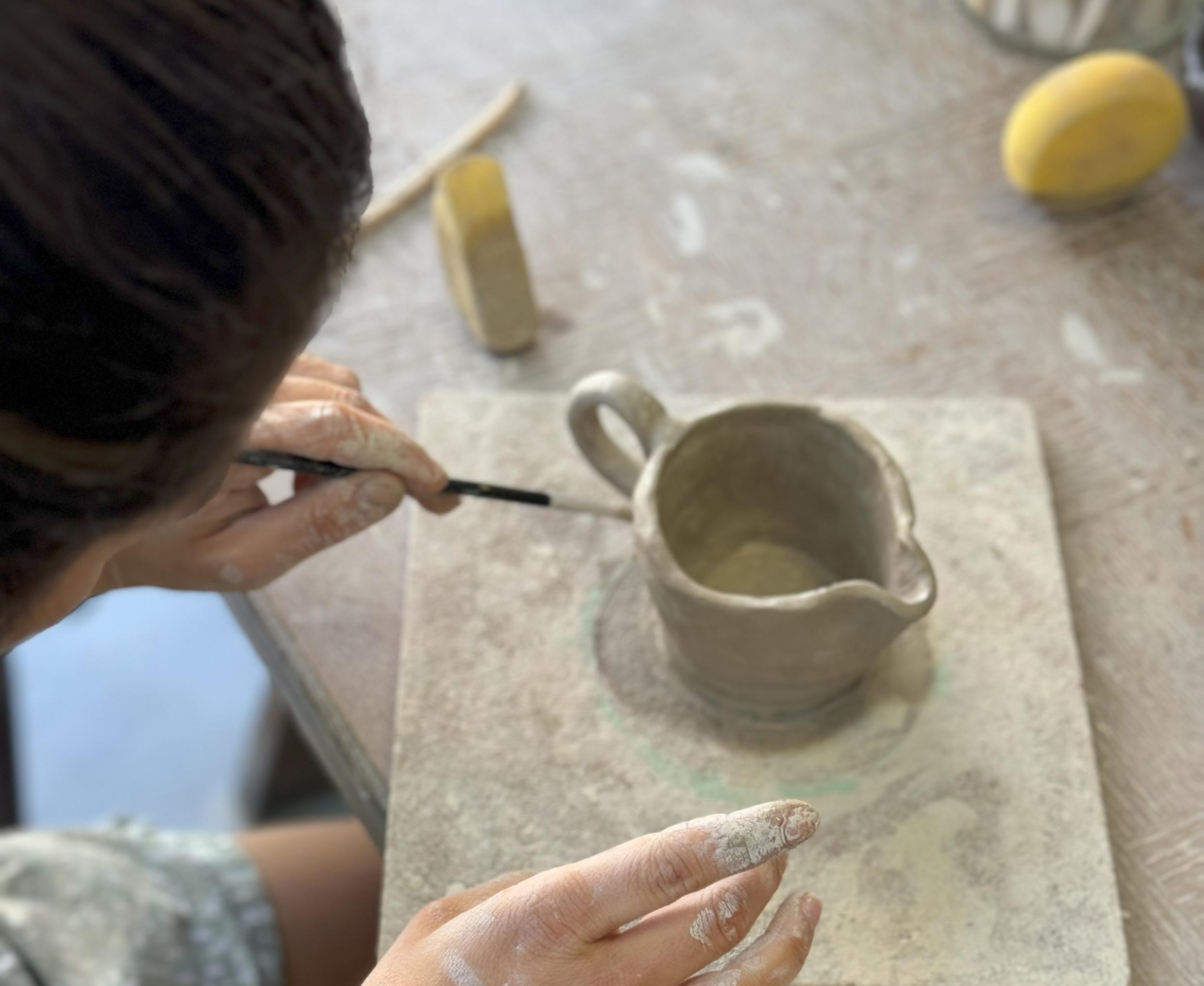 Modelez et décorez votre mug en céramique avec Charlotte - Image n°9 - Wecandoo