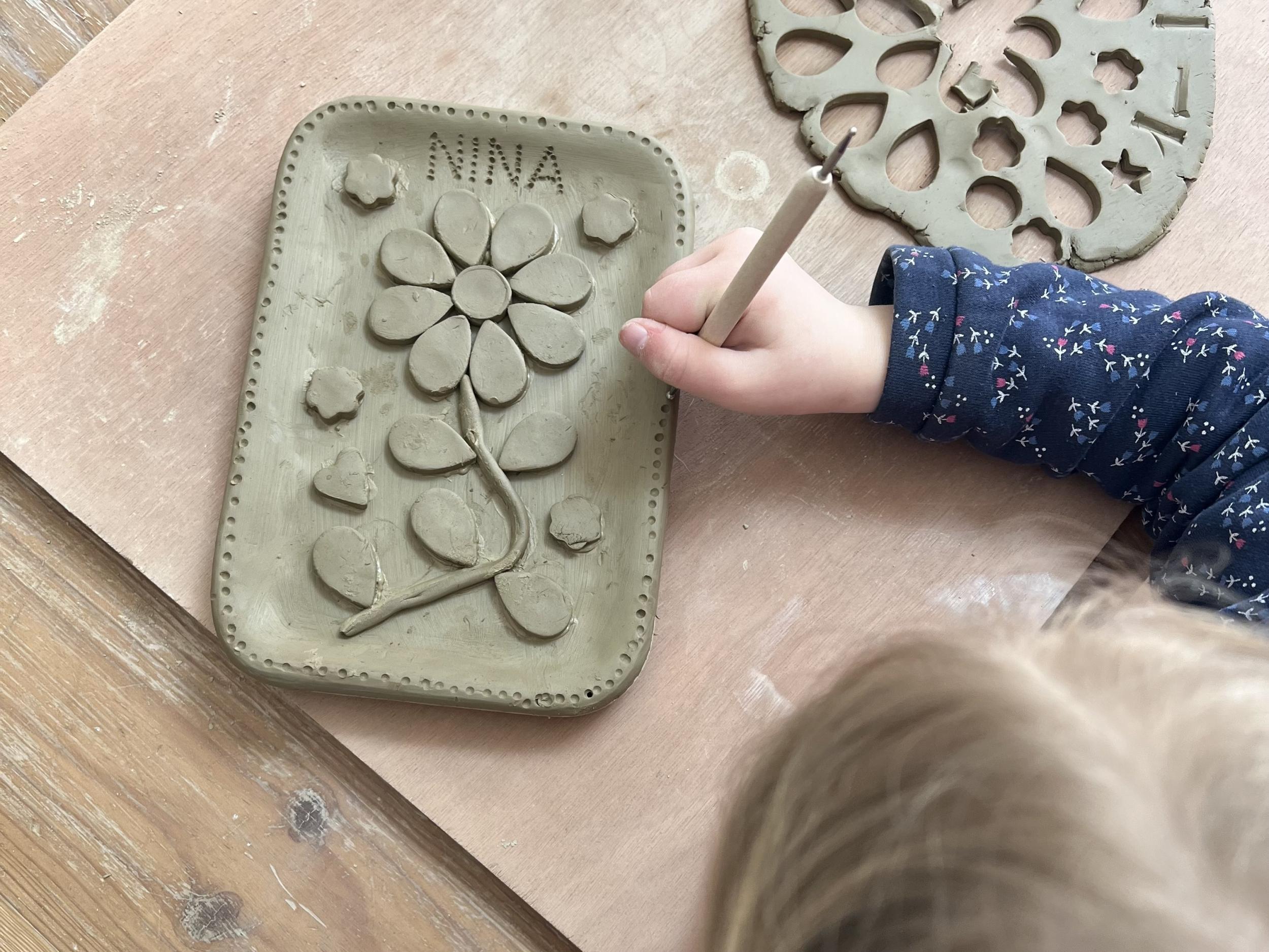 Modelez et décorez votre pièce en céramique en duo avec votre enfant, accompagnés par Anne - Image n°1 - Wecandoo