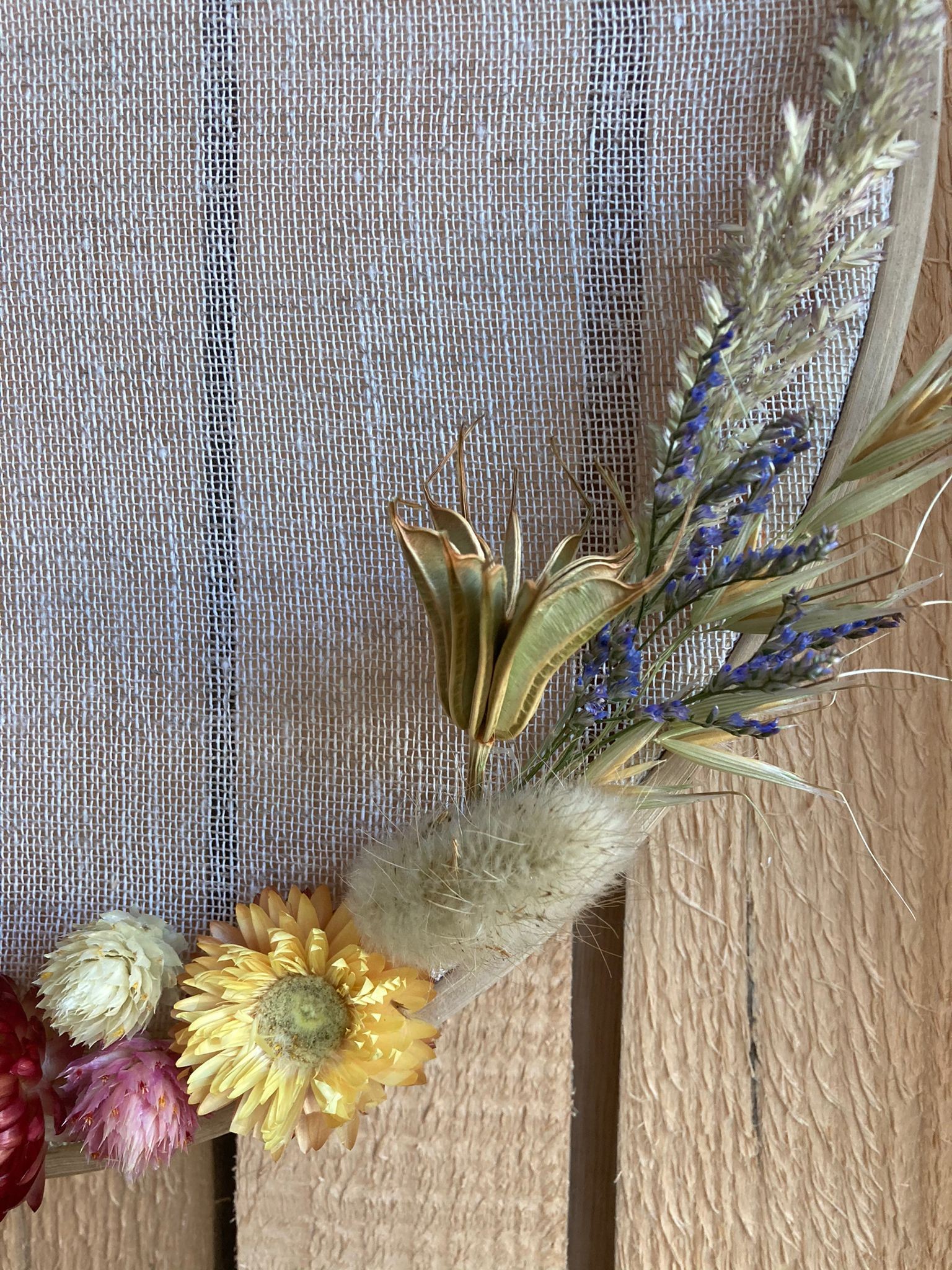 Create your own floral hoop with dried flowers - Image n°12 - Wecandoo